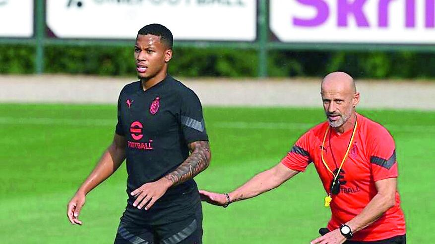 Aster Vranckx in campo insieme a uno dei preparatori del Belgio U21 di cui è stato capitano