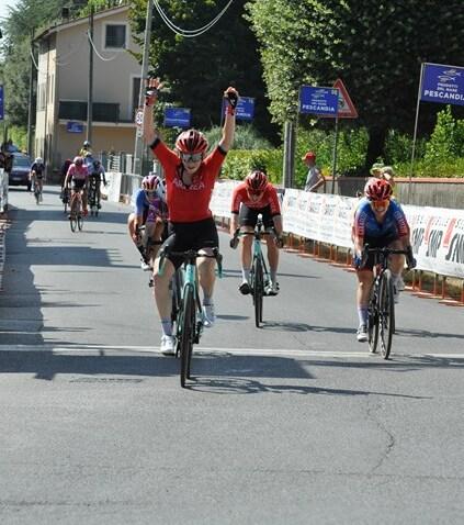 Kolesava vince a braccia alzate sul  traguardo di  Segromigno
