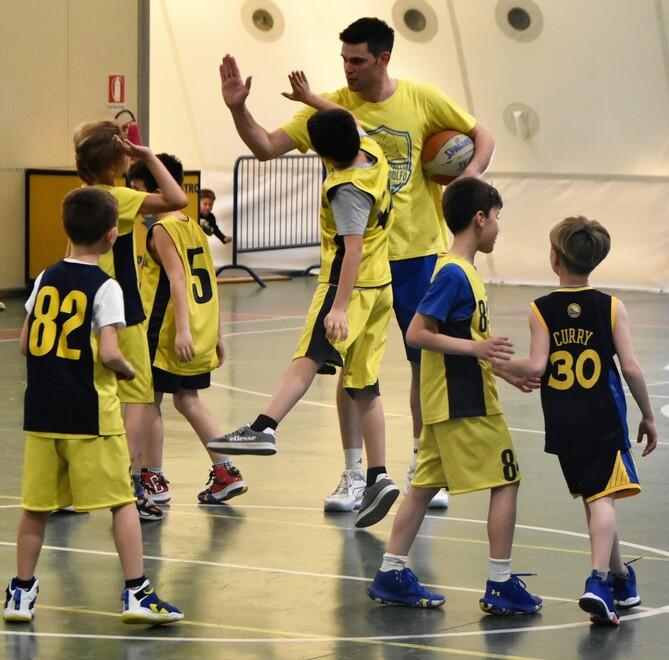 L’ex capitano del Golfo Camillo Bianchi con i bambini del minibasket