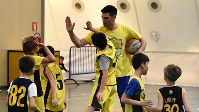 L’ex capitano del Golfo Camillo Bianchi con i bambini del minibasket