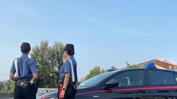 Pugni alla vicina di casa che gli chiede di tenere aperta la porta