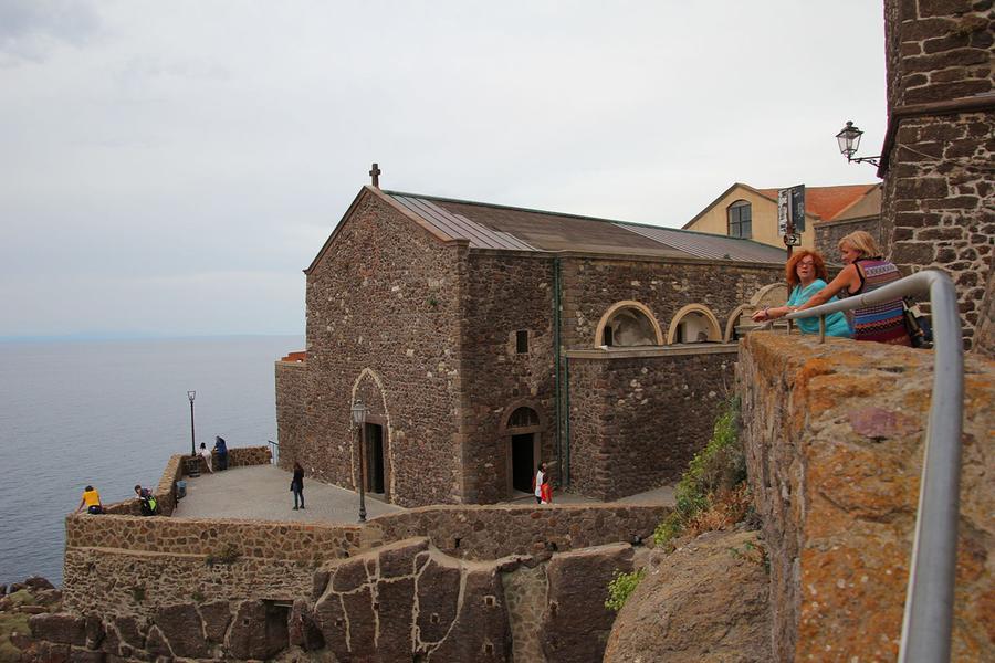 Castelsardo, il parroco ai motociclisti indisciplinati: «Usate il parcheggio e salite a piedi, chi già non de peldides sa matta»