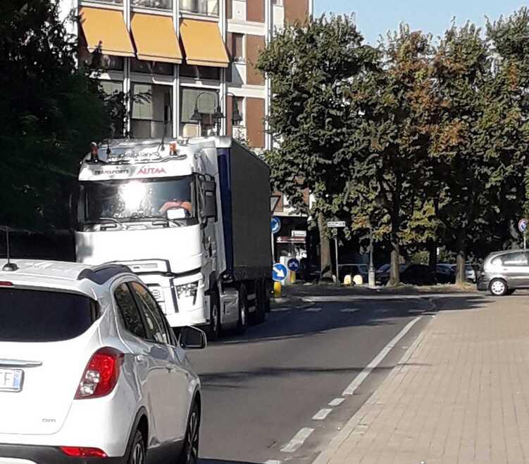 Formigine. Camion in centro, la protesta dei cittadini «Indichiamo loro la via» 