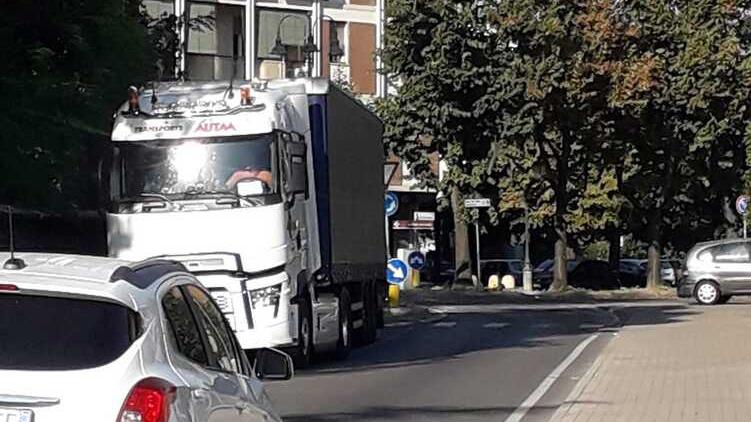 Formigine. Camion in centro, la protesta dei cittadini «Indichiamo loro la via»