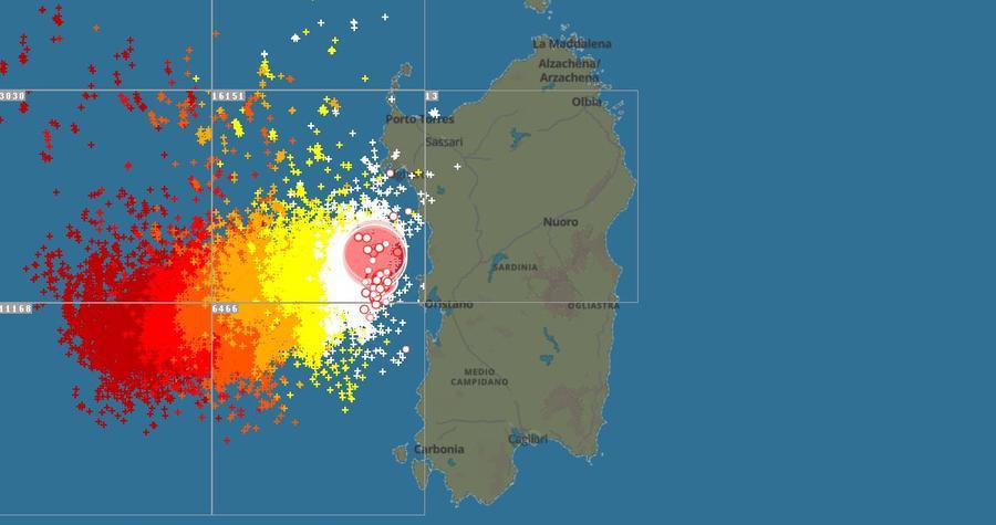 Tempesta di fulmini in corso sulla costa ovest dell’isola