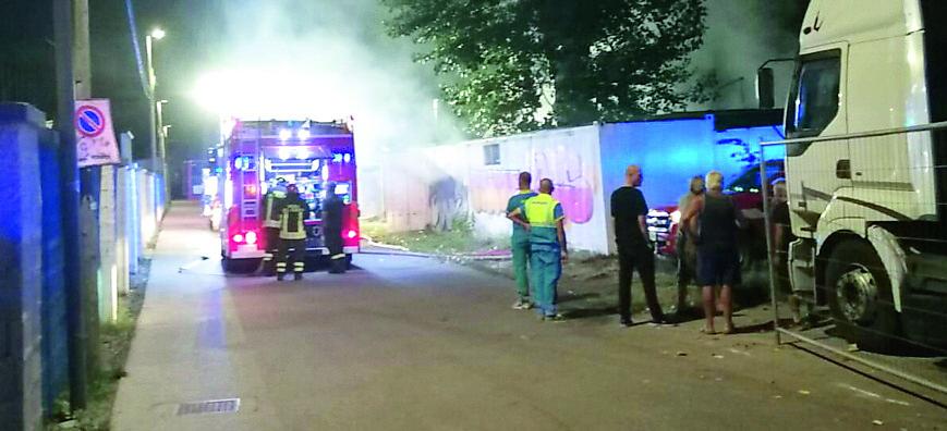 Viareggio, danno fuoco a un container con delle persone dentro. Caccia ai responsabili