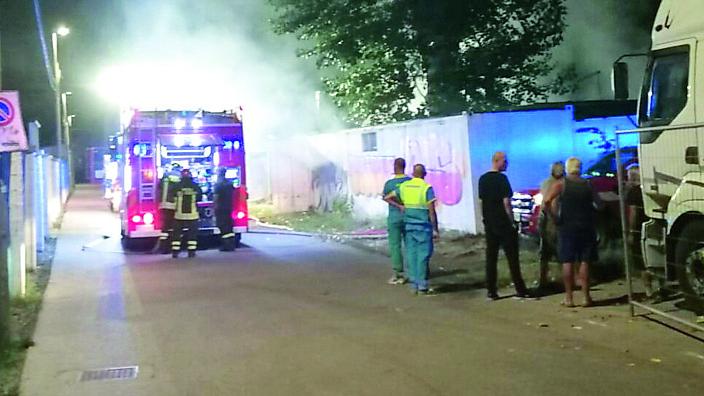 Viareggio, danno fuoco a un container con delle persone dentro. Caccia ai responsabili