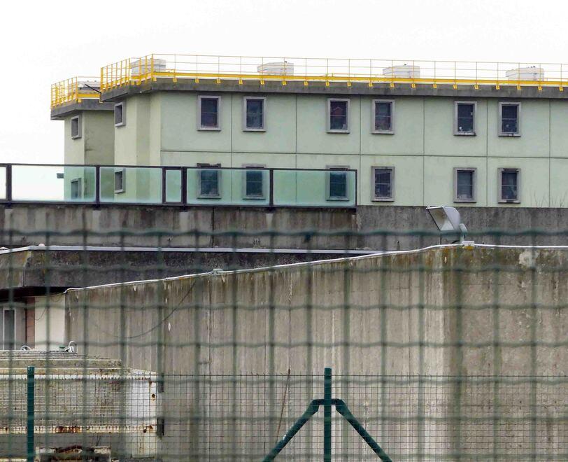 Ferrara. Due poliziotti aggrediti da un detenuto violento