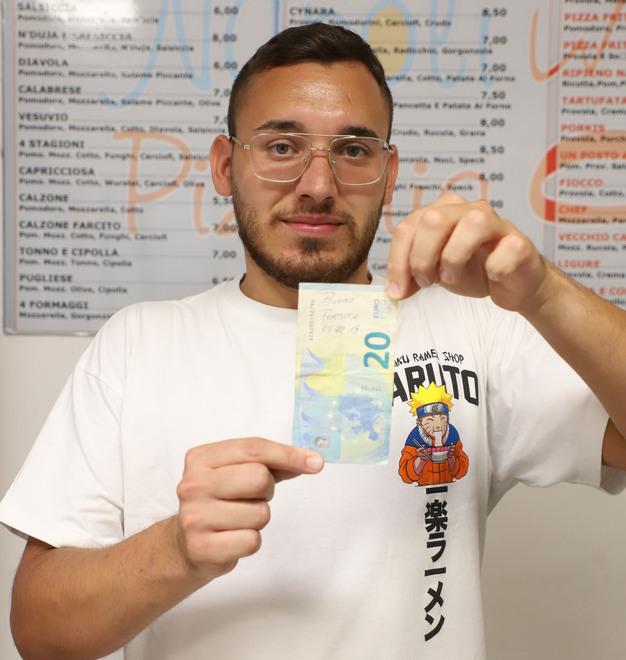 Ruba in pizzeria ma viene tradito dalla banconota “numero uno”