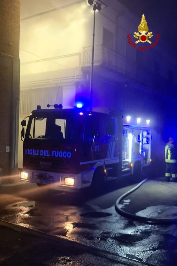 Brucia una fabbrica di cosmetici a Montemurlo