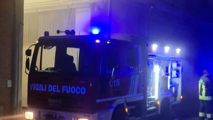 Brucia una fabbrica di cosmetici a Montemurlo