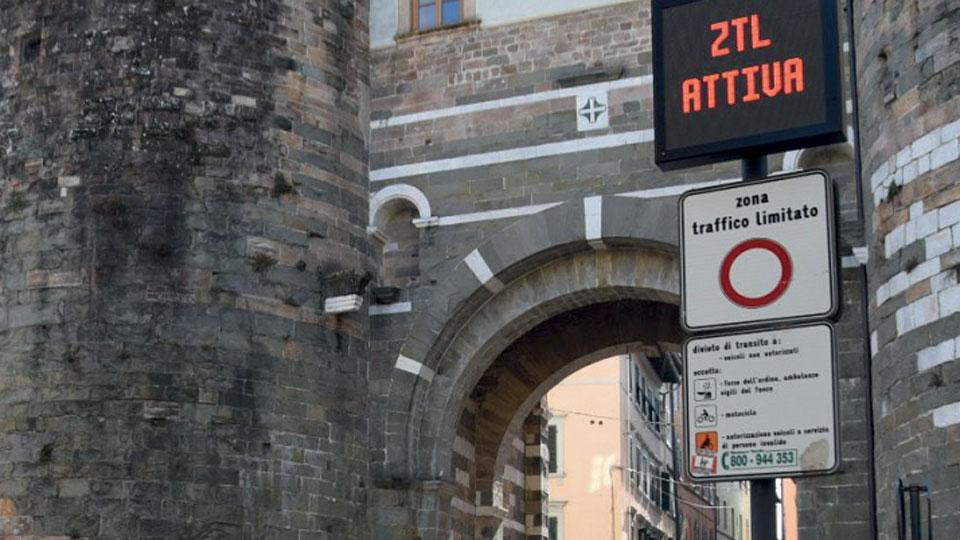 Varchi a Lucca, multe a raffica nel 2023: incide il boom del turismo