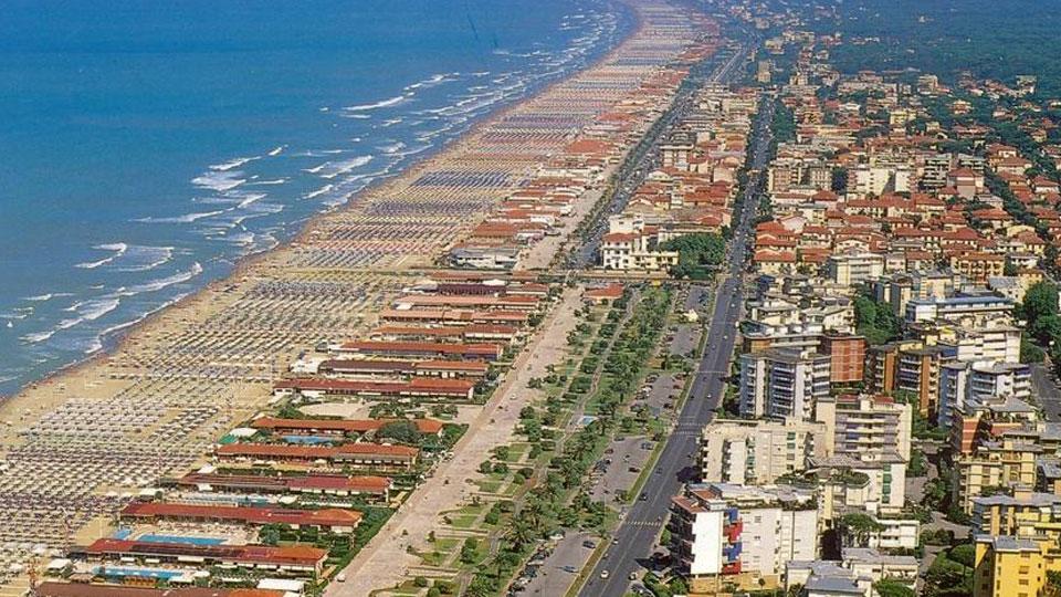 Versilia, scoppia il caso prezzi. I balneari si dividono e c’è chi ammette: «Sì, si sta davvero esagerando»