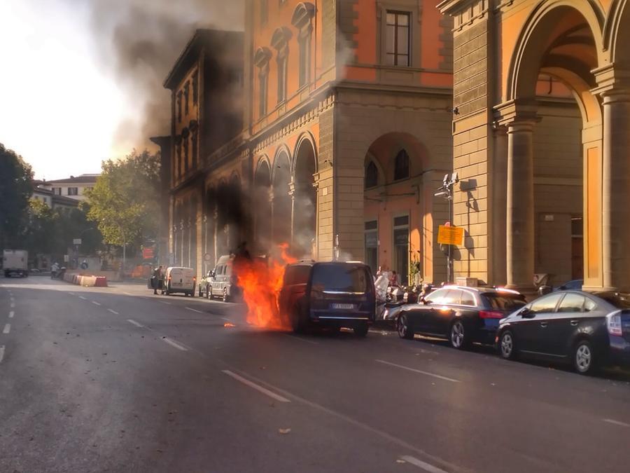 Monovolume prende fuoco in piazza della Libertà e danneggia altri tre mezzi
