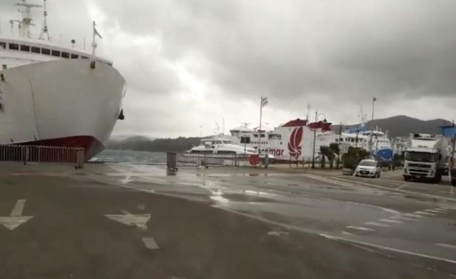 Vento forte da sud e mare agitato, fermi i traghetti da e per l’Elba