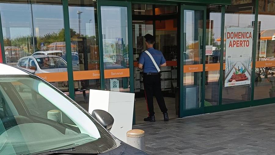 Furto di prodotti per oltre mille euro al supermercato, denunciati in tre