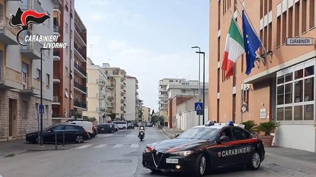 Livorno, ruba la carta di credito al datore di lavoro e preleva duemila euro: denunciato