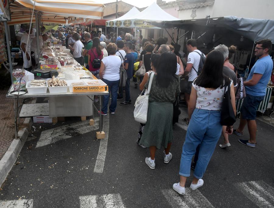 
	Bancarelle per il rimedio. Attei migliaia di fedeli

