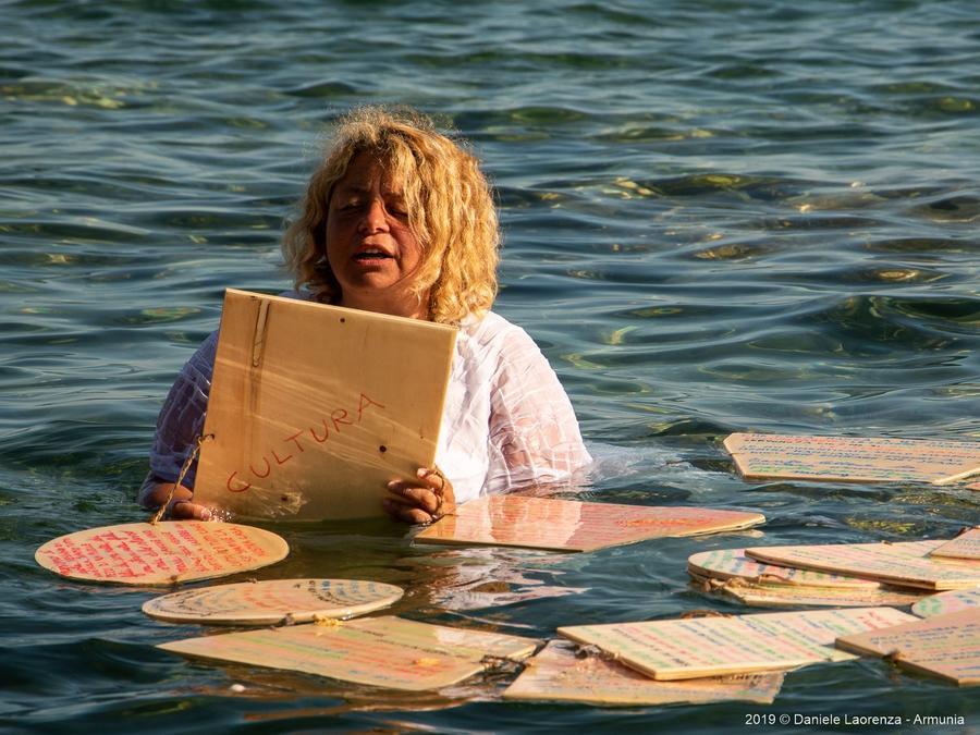 Alla Festa del Cinema di mare l’originale "rito acquatico" con l’attrice Elena Guerrini. E poi parole e visioni per Calvino