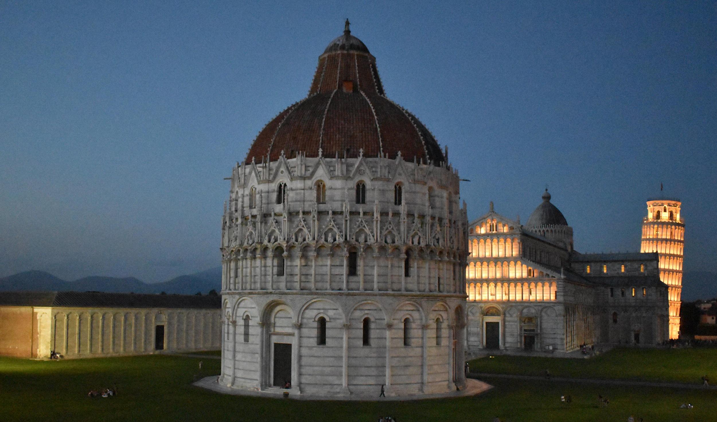 Passeggiata di notte lungo il cammino della Liberazione
