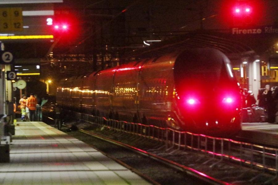 Firenze, fermo sui binari “sfida” un treno in arrivo: denunciato
