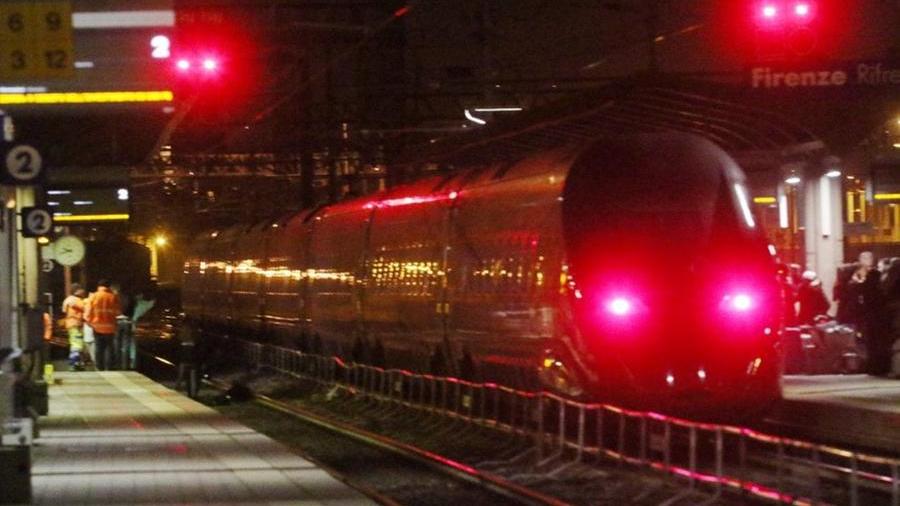 Firenze, fermo sui binari “sfida” un treno in arrivo: denunciato
