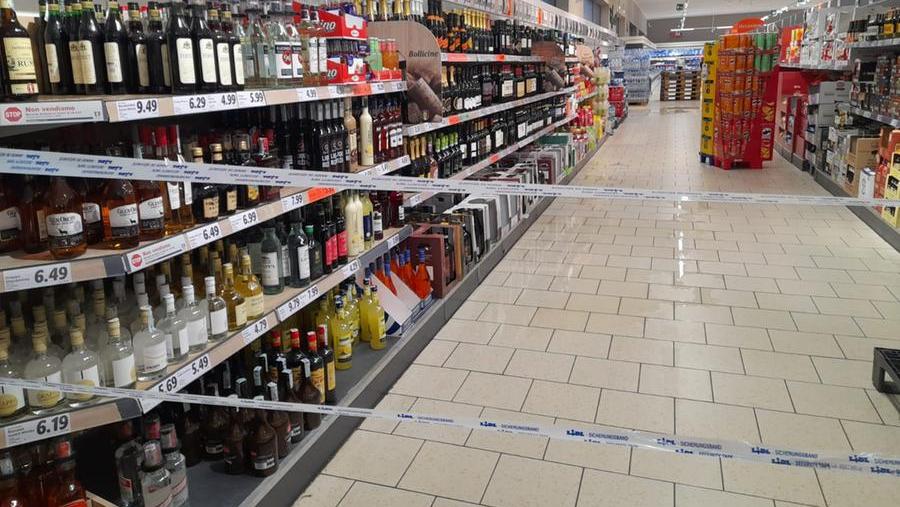 La corsia chiusa nel supermercato Lidl di viale Ippolito Nievo