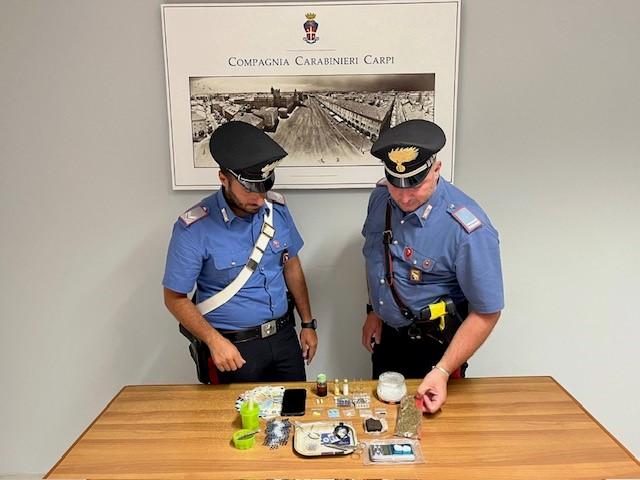Carpi, in giro con un piccolo emporio della droga: arrestato