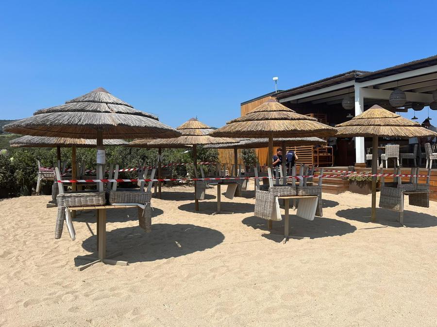 Olbia, lettini e ombrelloni su 300 metri quadrati di spiaggia libera: sigilli a uno stabilimento balneare