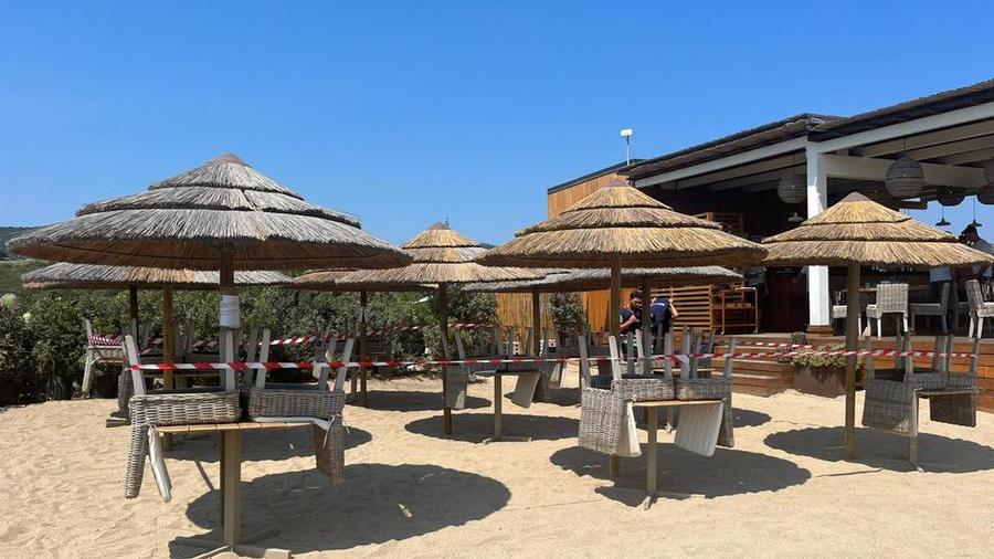 Olbia, lettini e ombrelloni su 300 metri quadrati di spiaggia libera: sigilli a uno stabilimento balneare
