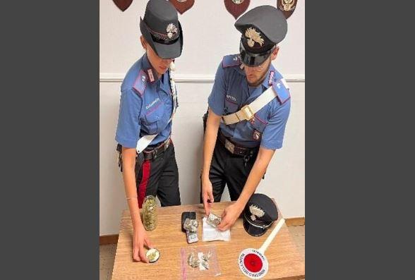 Lido Estensi, hashish e marijuana in casa: ventenne arrestato