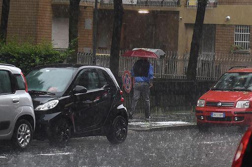 Maltempo in Toscana, sull’Elba piogge forti. A Castiglione della Pescaia onde di tre metri