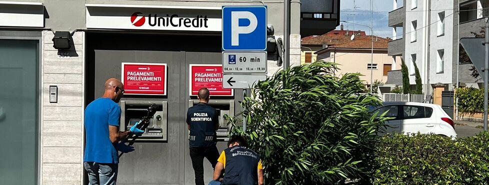 Modena, rapinano una donna al bancomat: «È già successo, abbiamo paura»<br>
