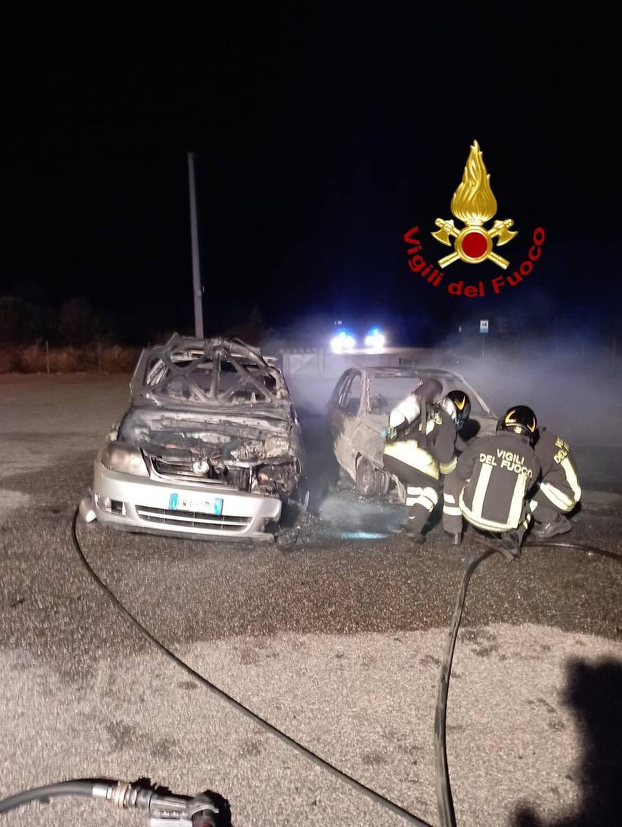 Bivio per Lula, in fiamme due automobili risultate rubate