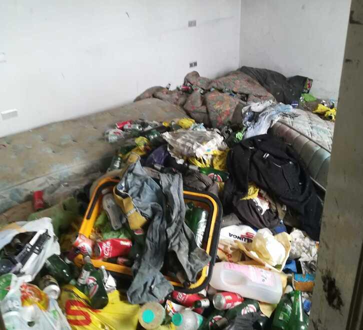Vivono tra i rifiuti nell’edificio Enel. Occupazione choc al Varlungo: «Mezza Firenze rischia il blackout»