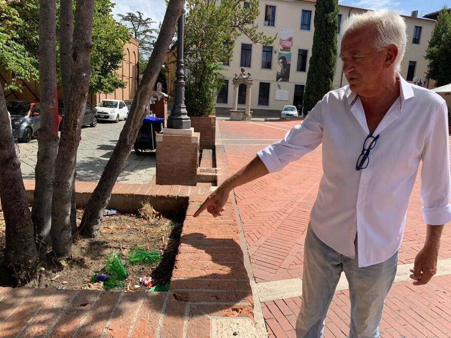 Grosseto, lanciano bottiglie di birra contro uno straniero e lo insultano: «Sei uno sporco negro»