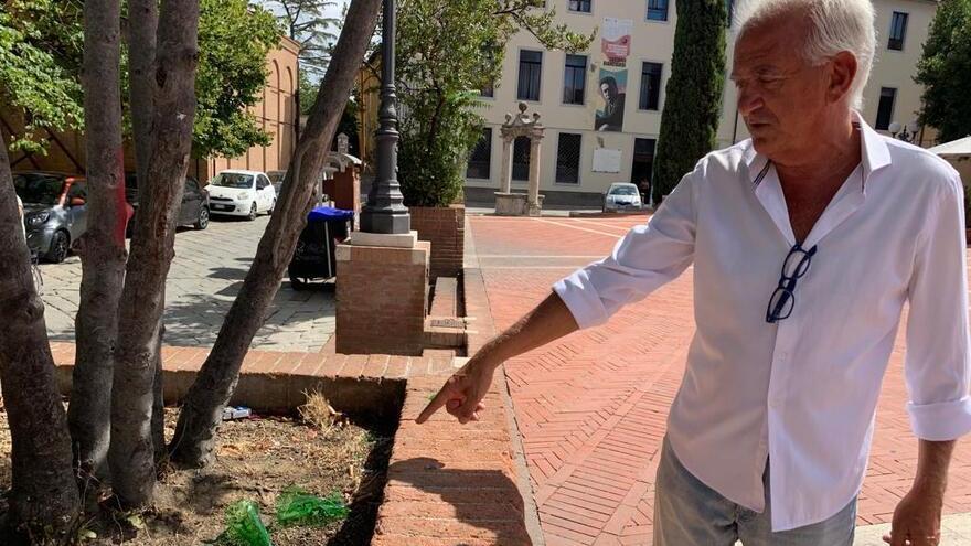 Grosseto, lanciano bottiglie di birra contro uno straniero e lo insultano: «Sei uno sporco negro»