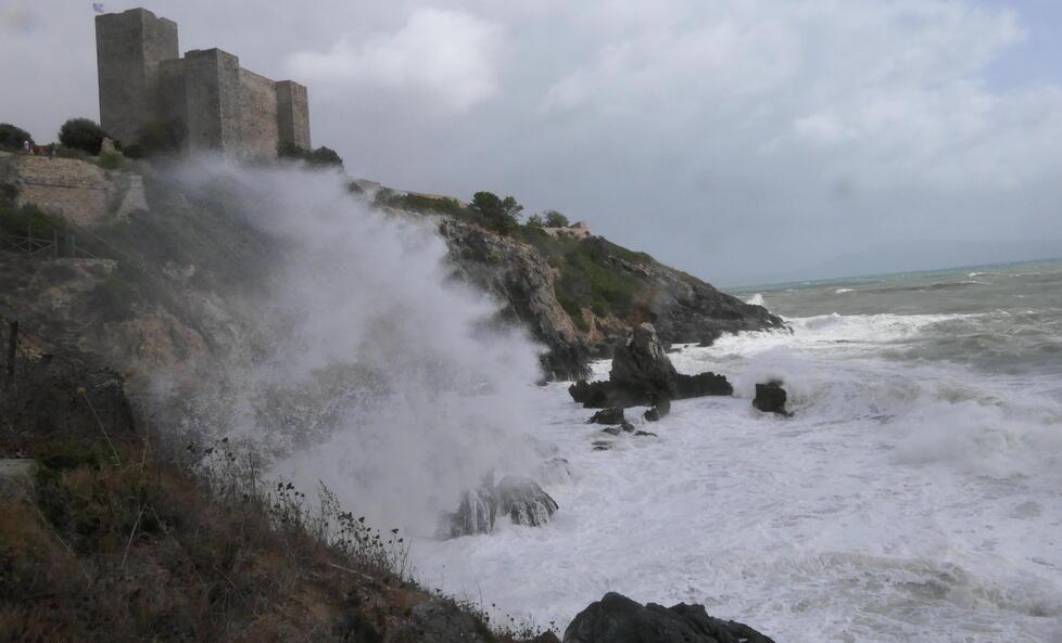 Maltempo in Maremma, in zona sud raffiche di vento fortissime. Violente mareggiate, disagi ai traghetti