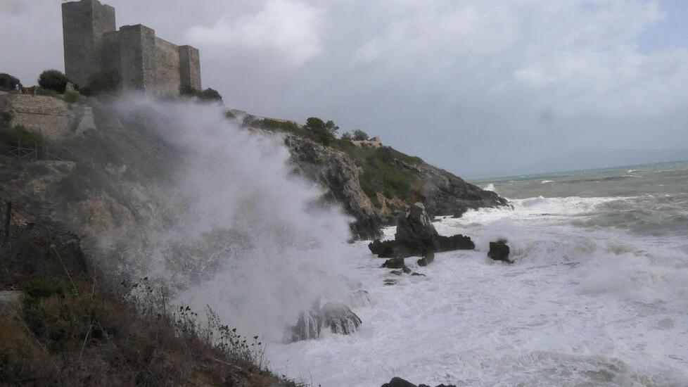 Maltempo in Maremma, in zona sud raffiche di vento fortissime. Violente mareggiate, disagi ai traghetti