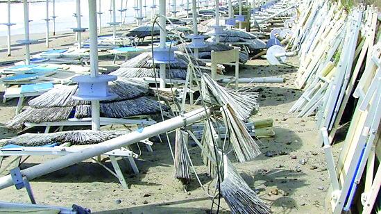Piombino, ombrelloni e strutture spazzate via: l’Ostro rompe la stagione dei balneari