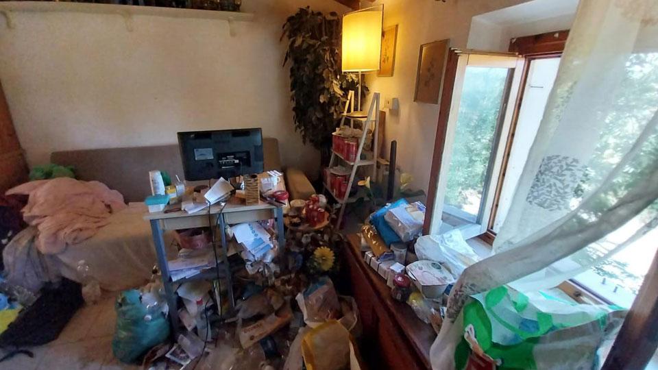 Cecina, lasciata sola ora vive tra i rifiuti: la storia di un’invalida di 62 anni