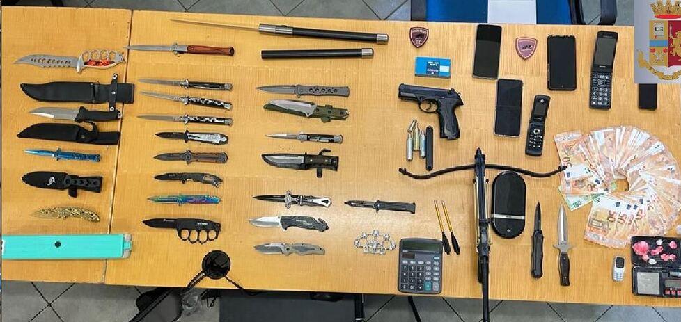 Preso con la droga, a casa aveva un arsenale