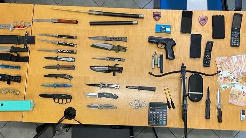 Preso con la droga, a casa aveva un arsenale