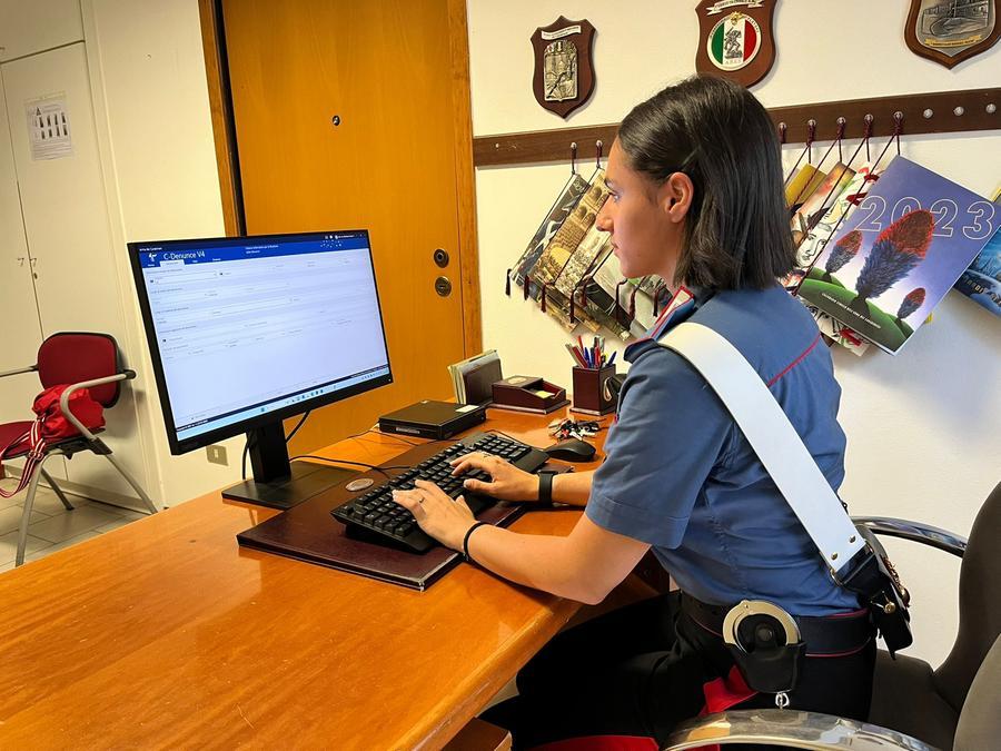 Schiaffi e urla contro la conducente di un furgone, denunciato un 56enne