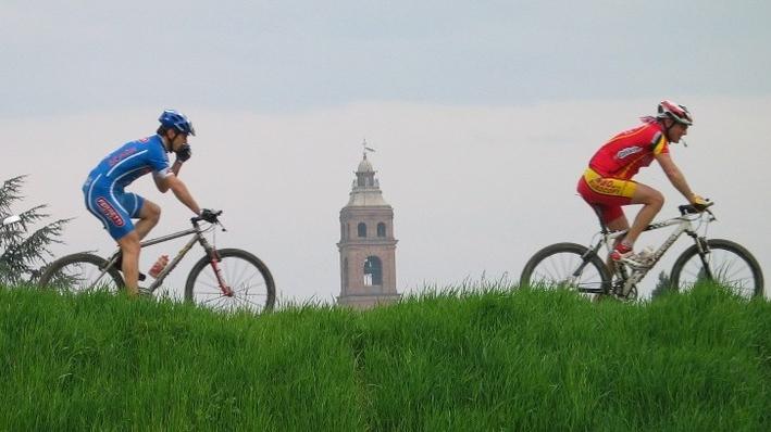 Allarme per i cani da pastore ciclisti aggrediti nella golena del Po