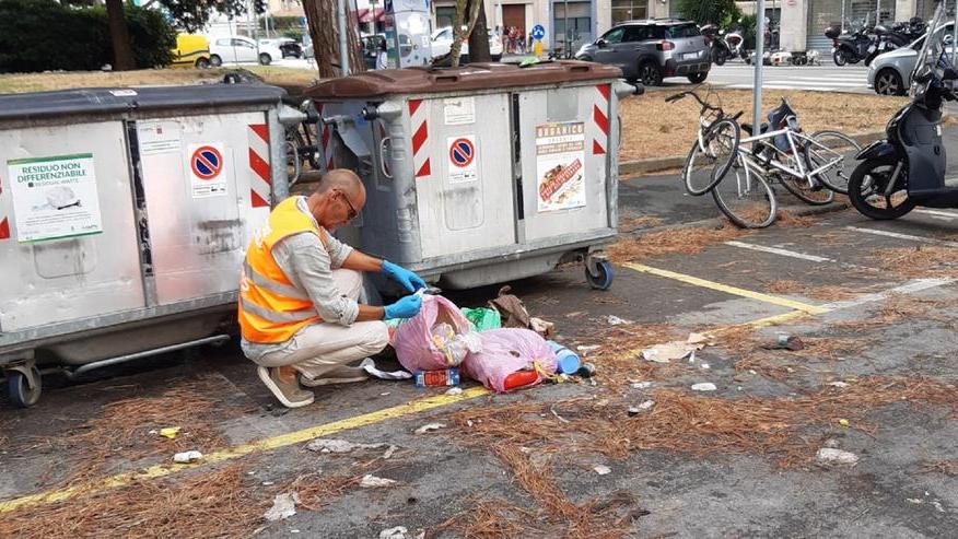 Un ispettore ambientale di Aamps in piazza Roma