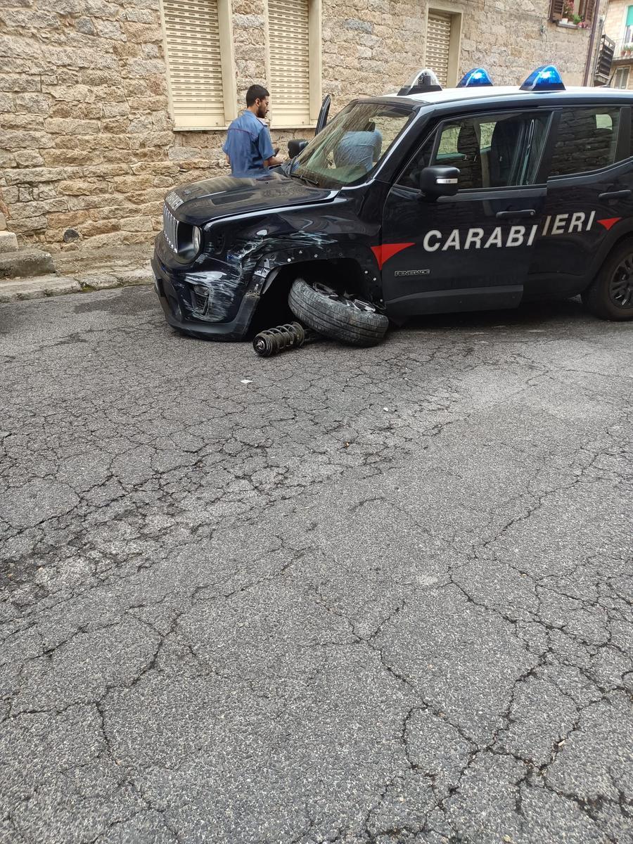 
	La Jeep dei carabinieri dopo l'inseguimento

