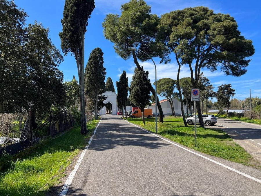 
	Il viale d'ingresso al cimitero

