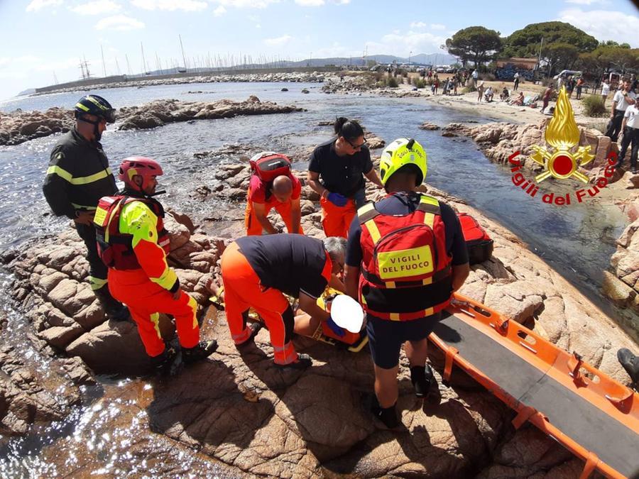 Siniscola, 78enne scivola sugli scogli battendo violentemente la testa: trasportato in ospedale