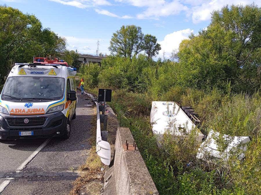 
	La Misericordia di Antignano sul posto (foto Daniele Stefanini/Silvi)

